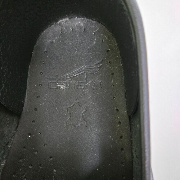 Dansko NWOT Black Leaf Pattern Tooled Leather Professional Clogs Size 39 - Picture 6 of 9